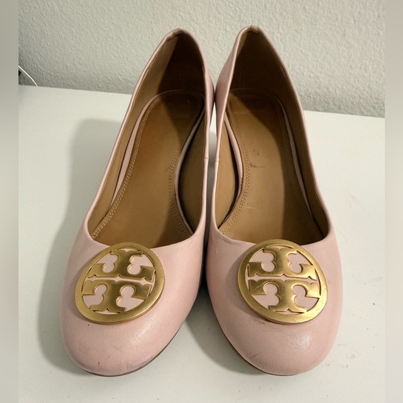 Tory Burch Chelsea Blush Flats with Gold Emblem - Picture 1 of 9